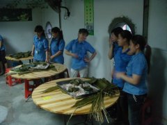 巧媳婦、新酷男，老節日，新過法！--記端午節DIY包粽子比賽